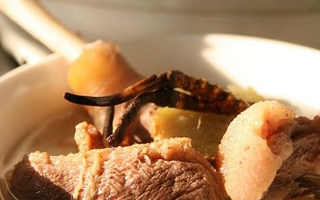 冬蟲夏草燉鮮鮑湯:滋補(bǔ)珍饈的精心烹制