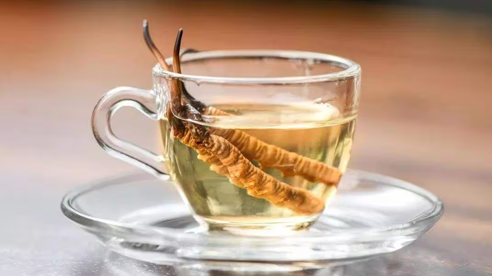 一杯蟲(chóng)草水，健康新滋味：冬蟲(chóng)夏草泡水喝的奇妙功效